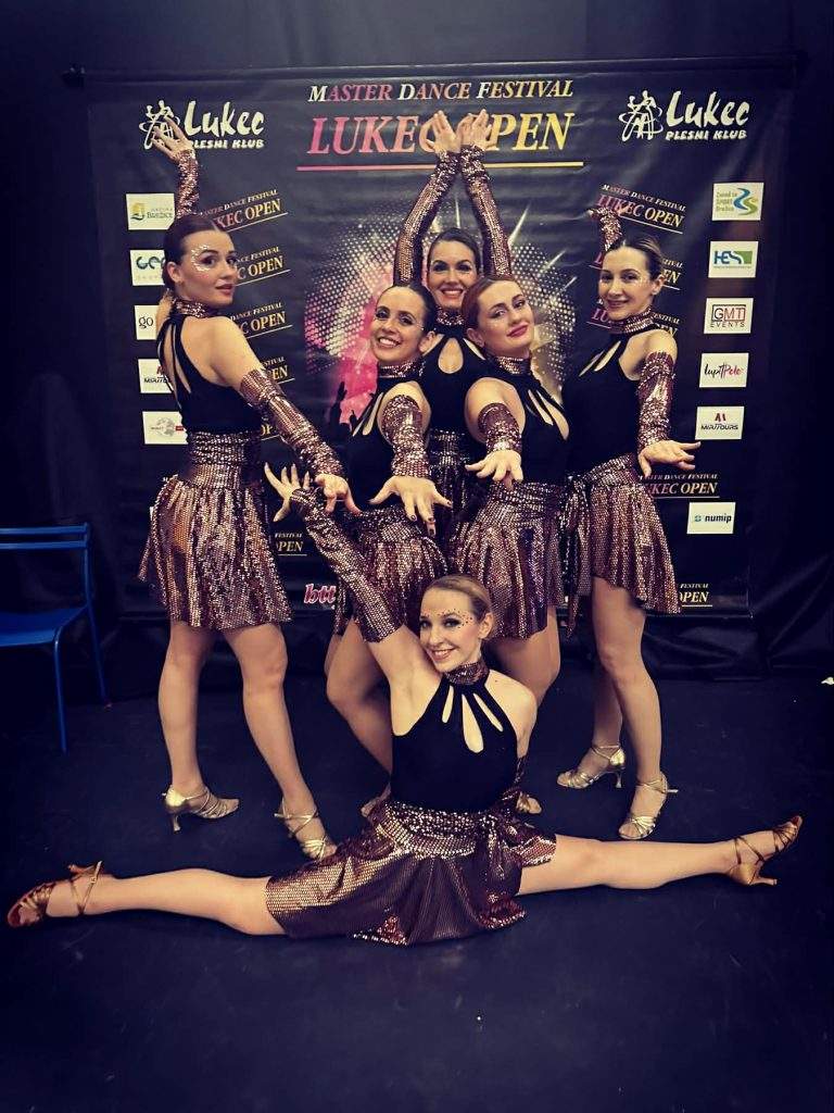 Latino plesacice poziraju ispred Lukec fest panoa u Sloveniji